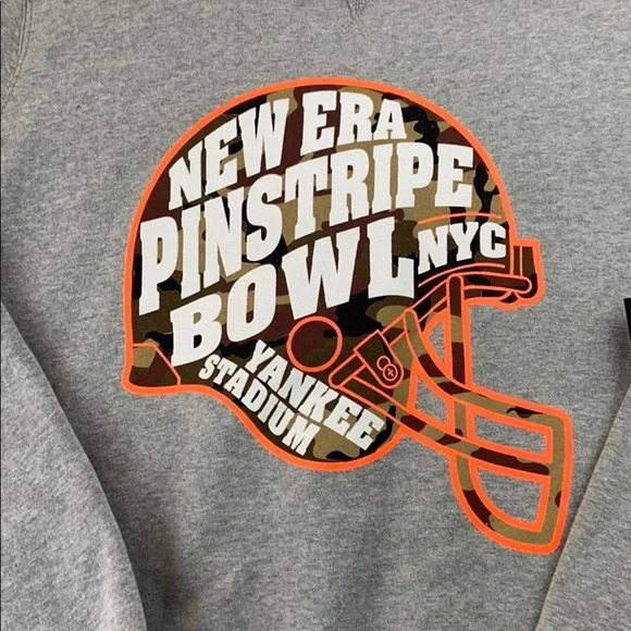 NWT New ERA Sweatshirt Gray Helmet Graphic Crewneck Size Small - Picture 4 of 10